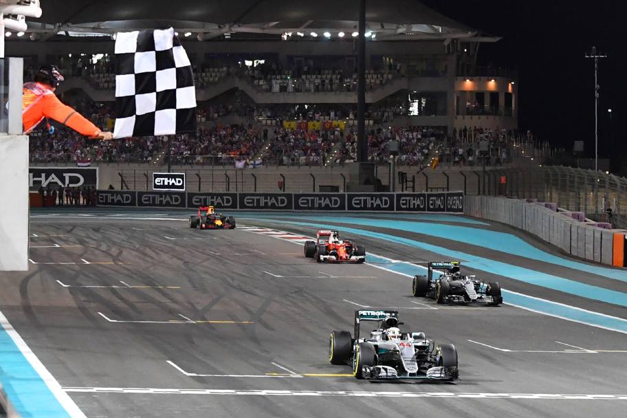 GP degli Emirati Arabi: vince Lewis Hamilton davanti a Nico Rosberg che conquista così il titolo di campone del mondo. È il primo tedesco su vettura tedesca a riuscirci. Getty